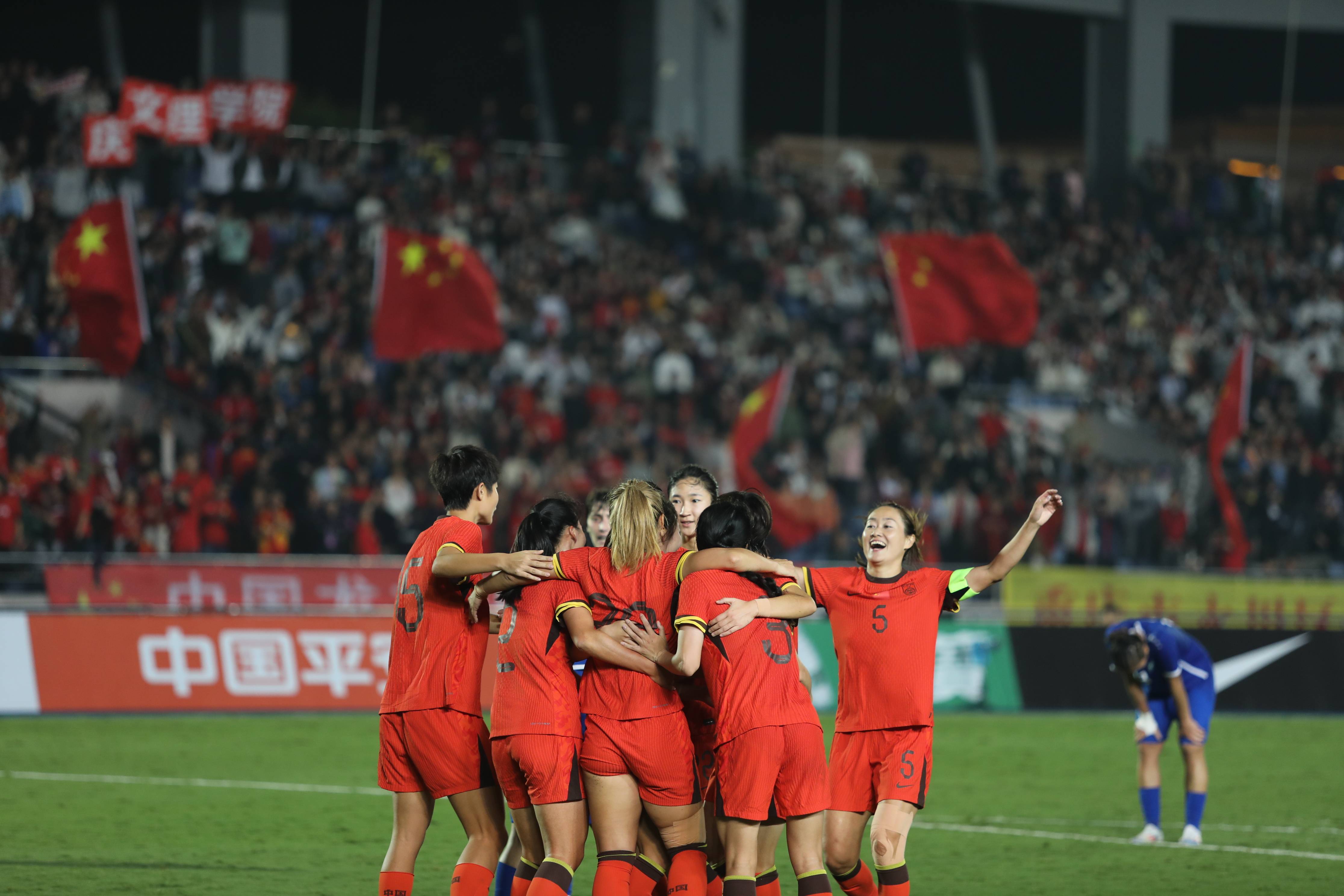九游娱乐官方-竞技巅峰：女足比赛中展现极致魅力(怒放竞技场国内首个潮流街头女足赛事)