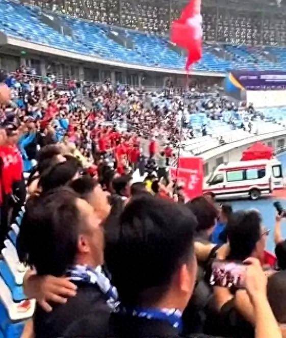 关于红与蓝的碰撞，全球球迷热情的见证的信息