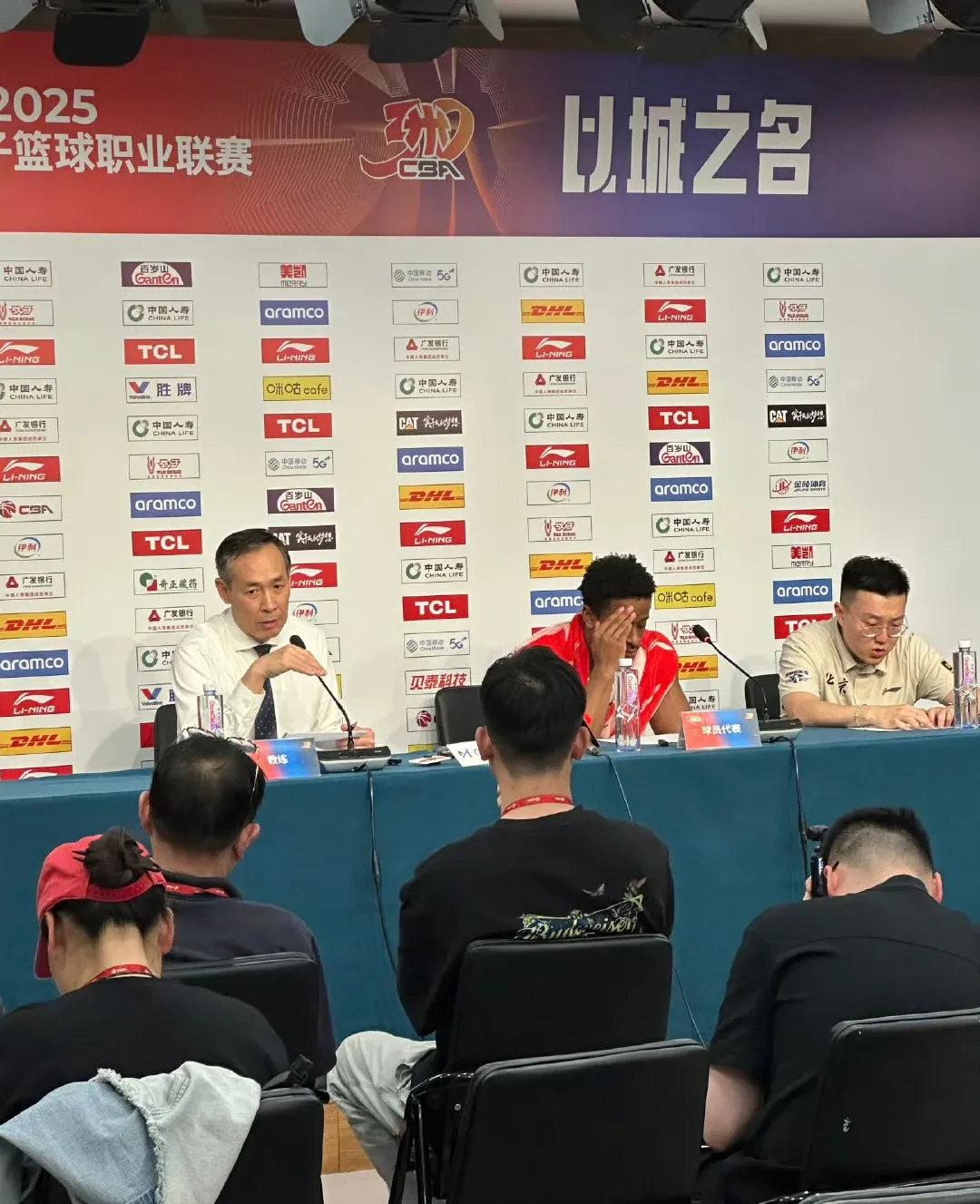 甘冈备战欧联杯比赛，主教练要求球员全力以赴的简单介绍