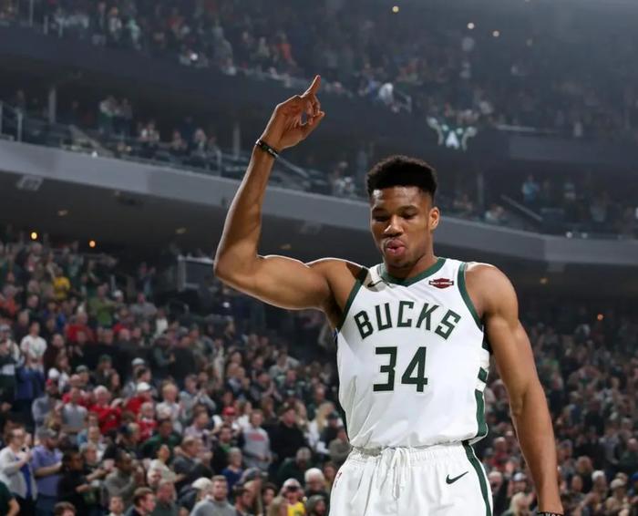 关于雄鹿豪取连胜，字母哥成为联盟最佳得分手的信息