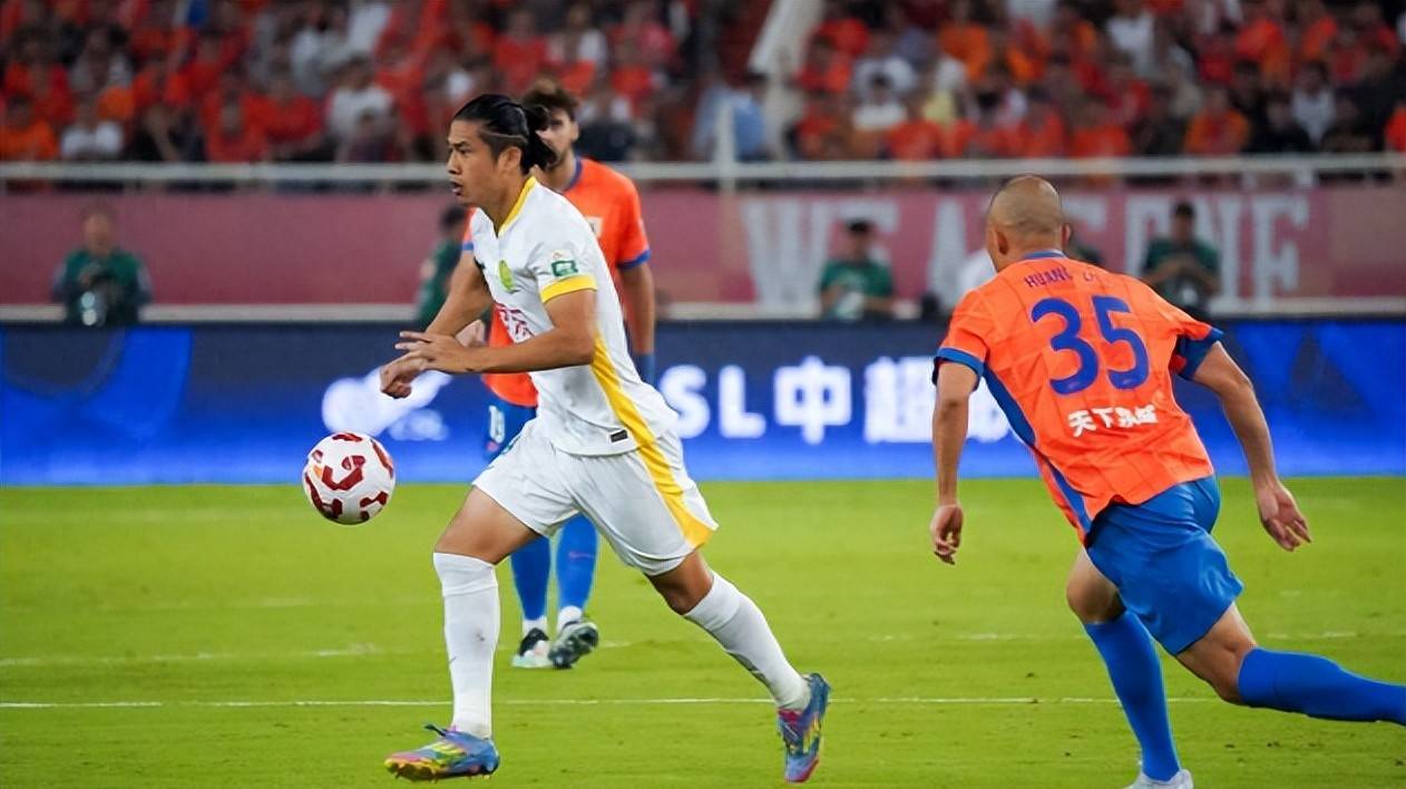 一场胜利将球队推上榜首，震撼中超赛场