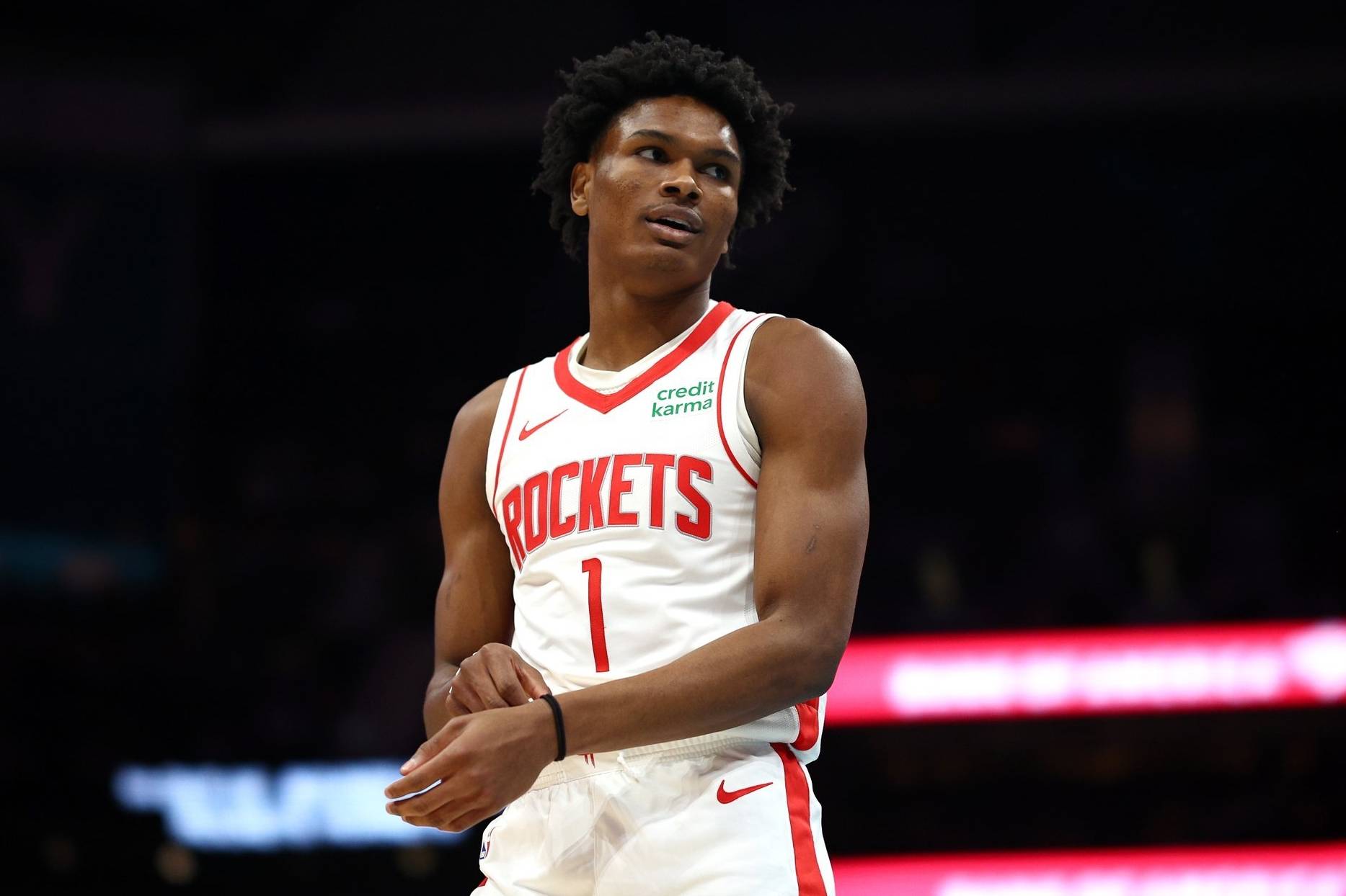 联盟最佳防守球员获得殊荣，表现引人注目