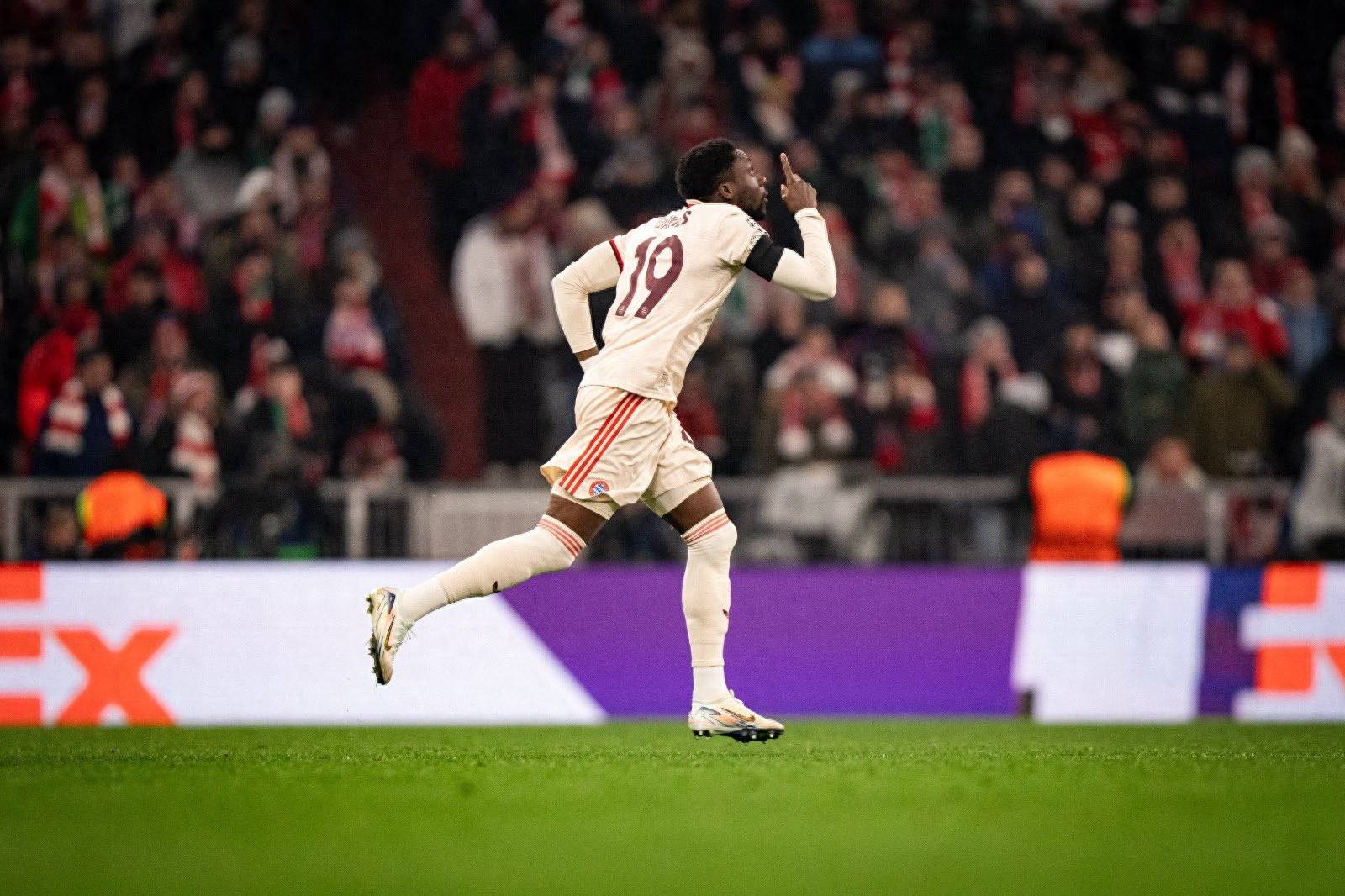 关于拜仁慕尼黑主场大胜，卫冕冠军再现神勇的信息