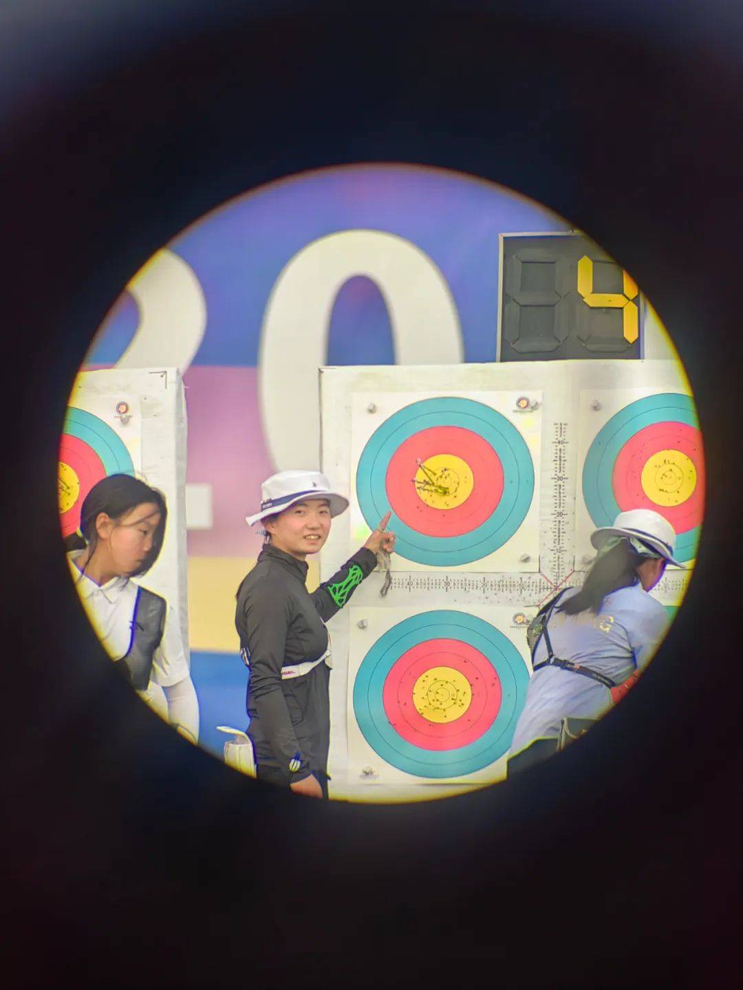 射箭选手射中金牌,精准无误 射箭选手射中金牌,精准无误