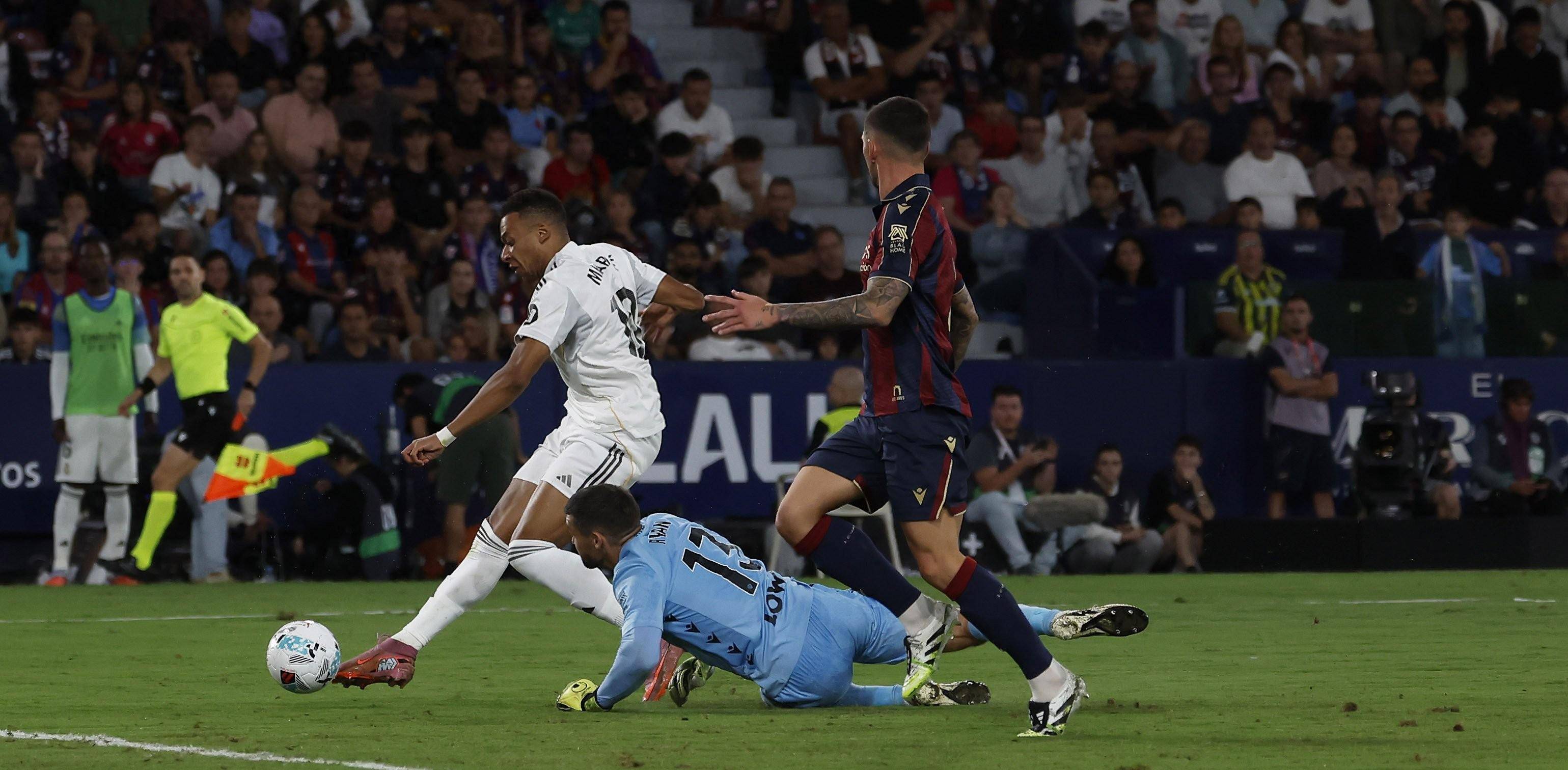 西甲豪门稳胜，皇家马德里赢球领跑