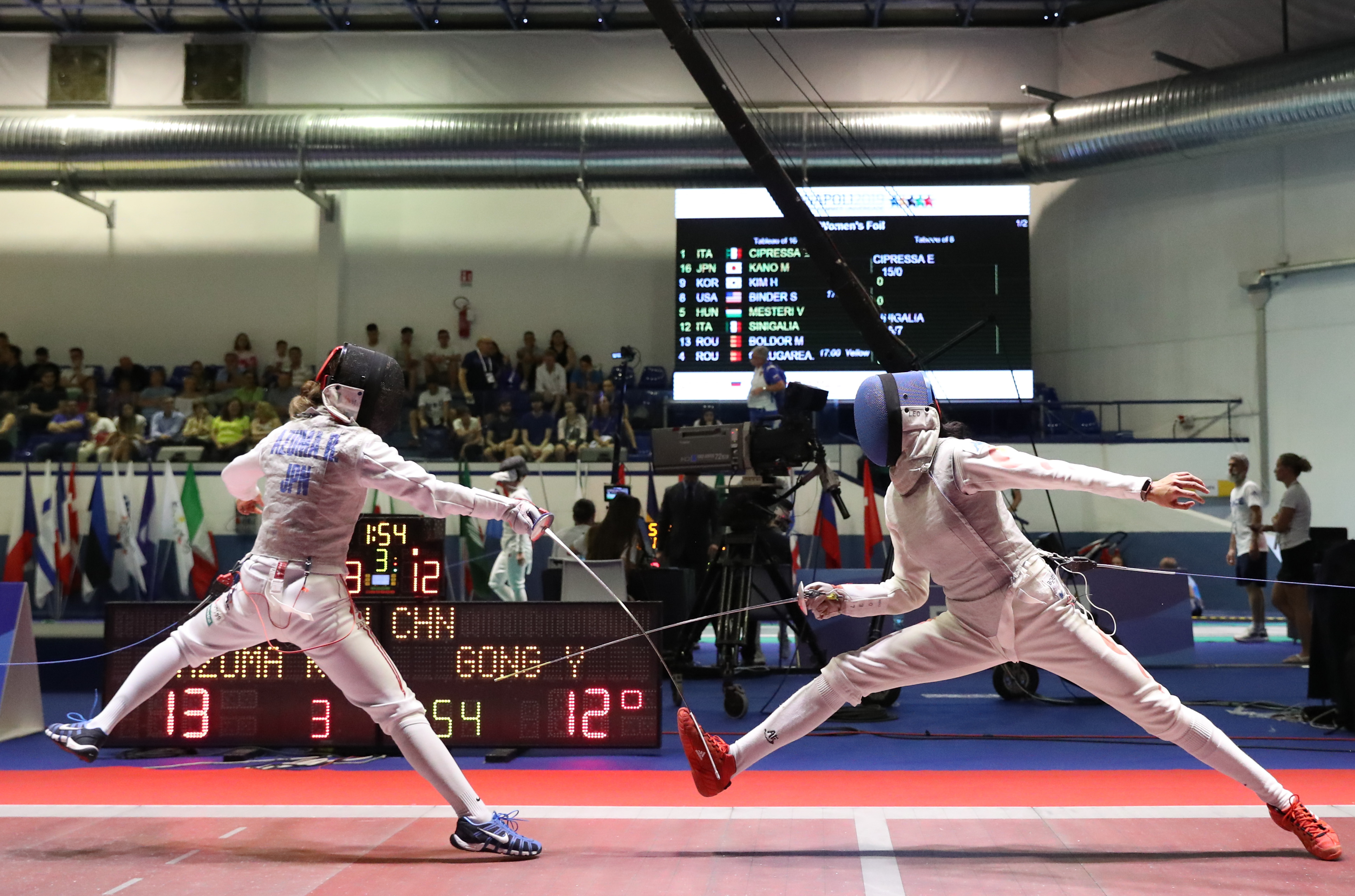 尼泊尔女子击剑选手表现神勇