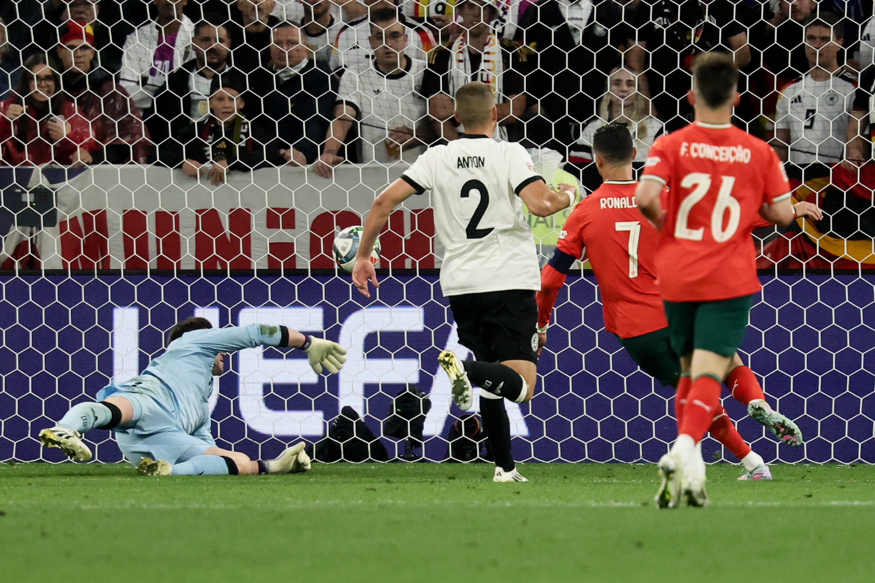 葡萄牙2-0胜奥塞利亚，实力占据上风