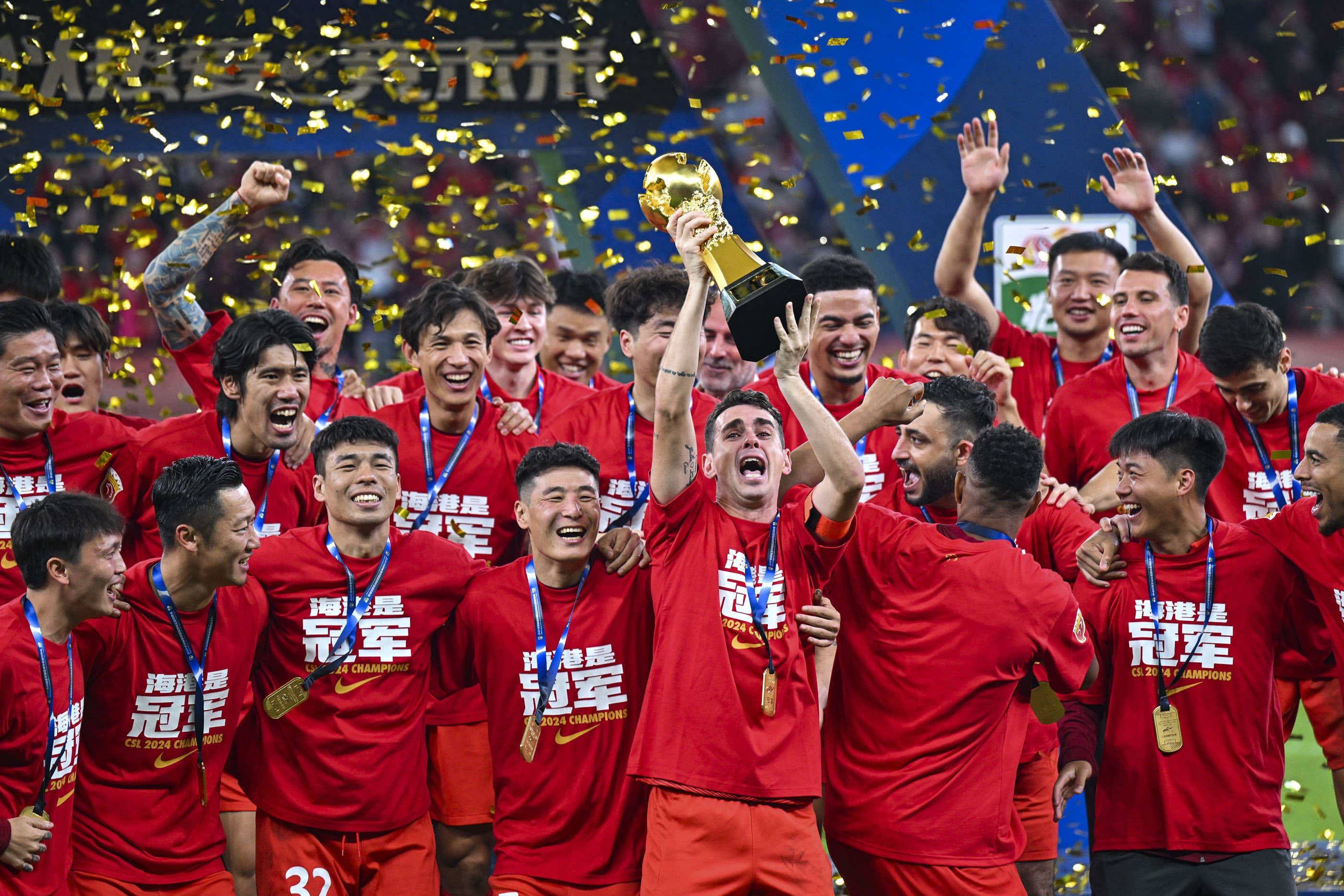 中超比赛现场热情高涨，球员士气高昂