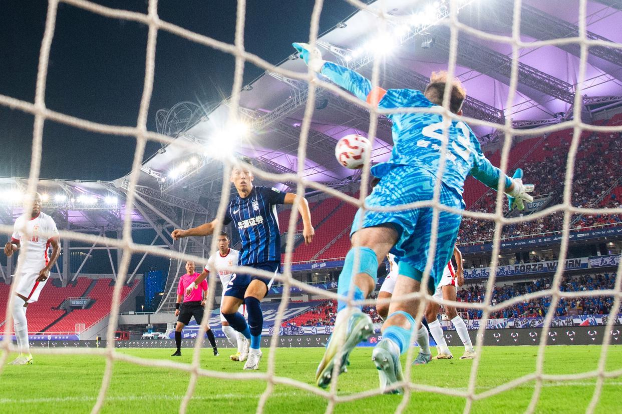 中超比赛现场热情高涨，球员士气高昂