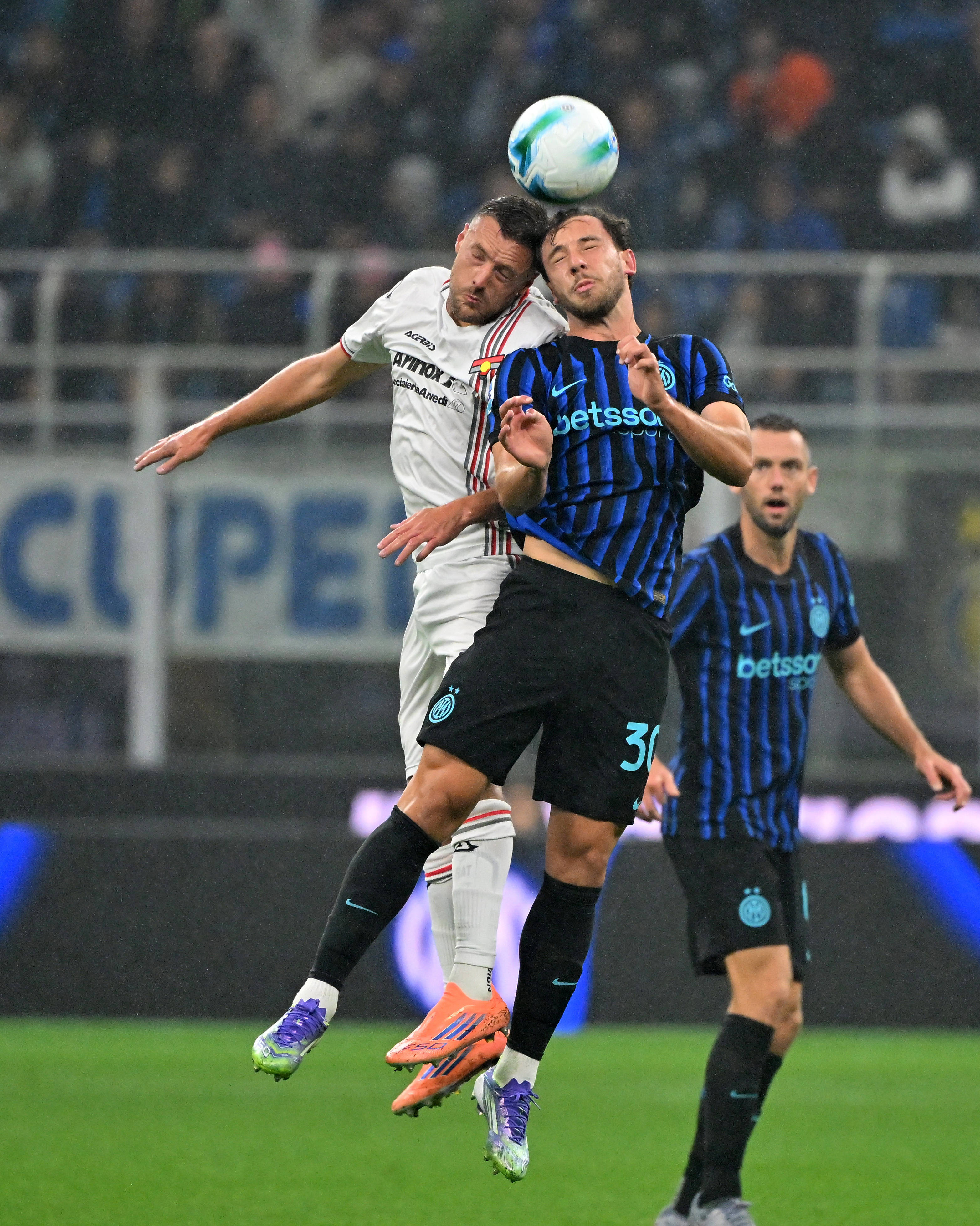 足球比赛现场球员交流互动，增进战队凝聚力的简单介绍