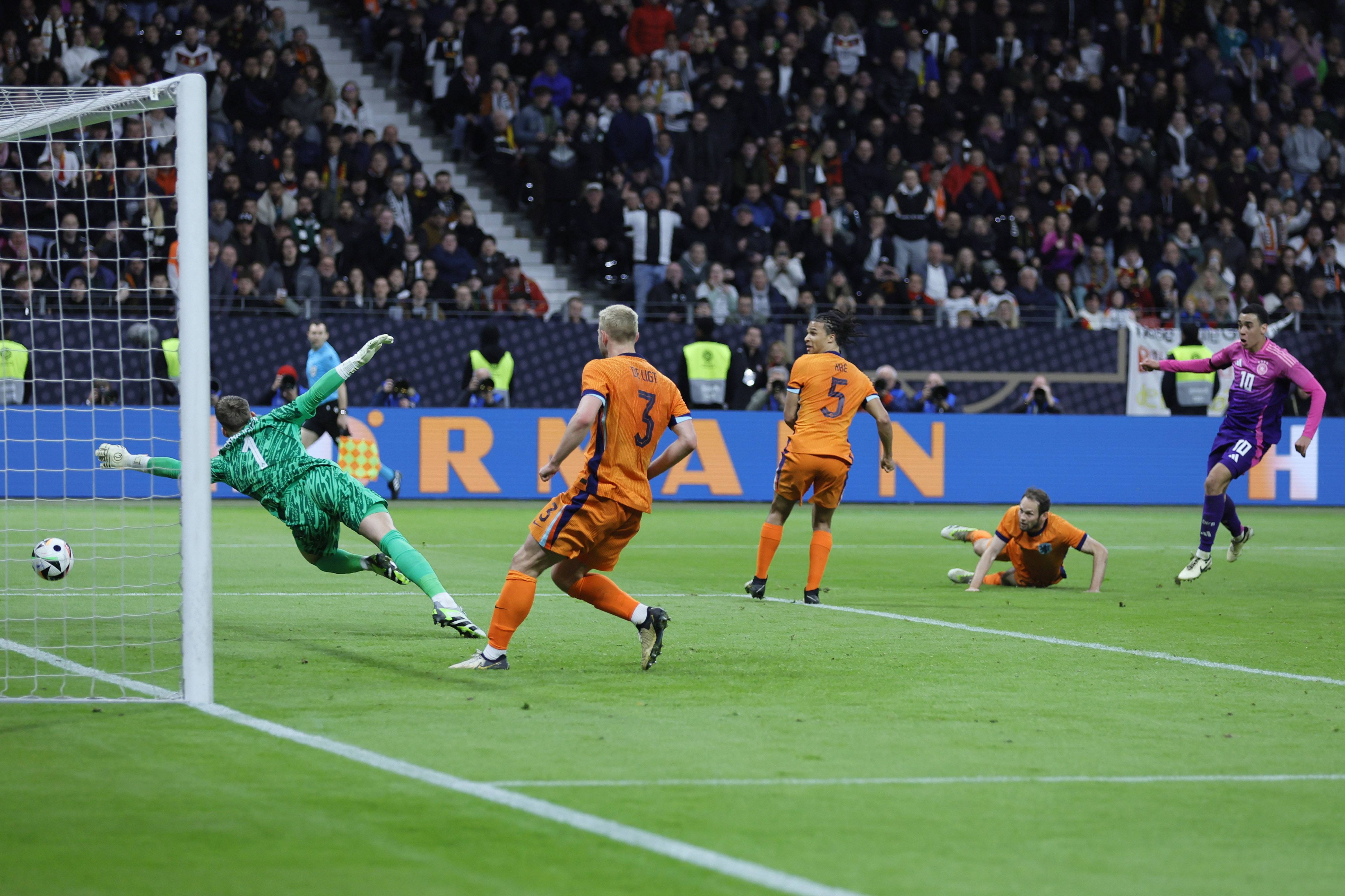 足球比赛现场球员交流互动，增进战队凝聚力的简单介绍