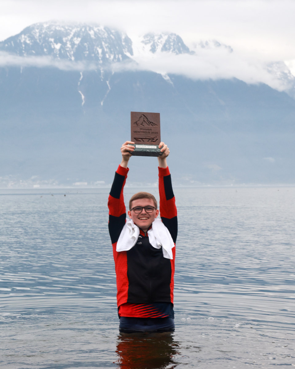 新西兰举重选手勇夺铜牌，全力以赴