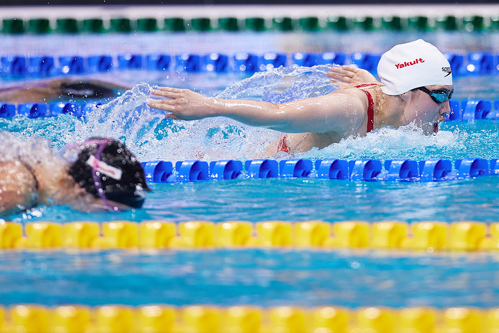 新西兰举重选手勇夺铜牌，全力以赴