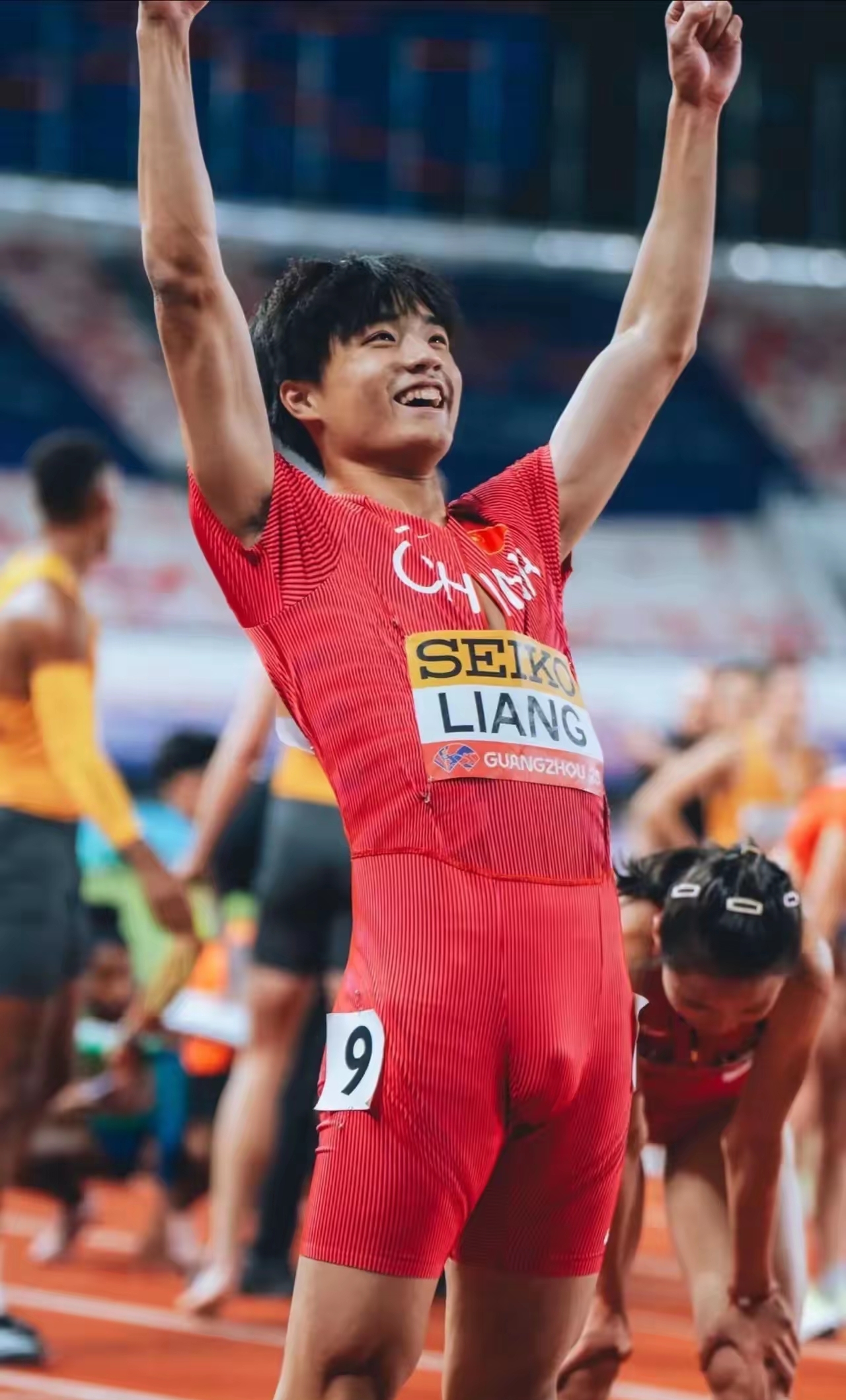 体育精神闪耀赛场，运动员展现顽强拼搏