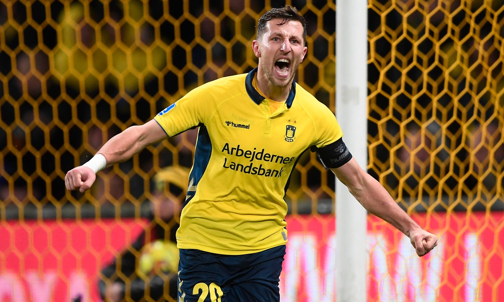 丹麦球员在比赛中展现出色技术，赢得胜利